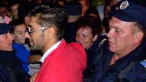 Connect-R, protejat de politie! Vezi cum a fost inconjurat de jandarmi si scos din multime! Afla ce s-a intamplat