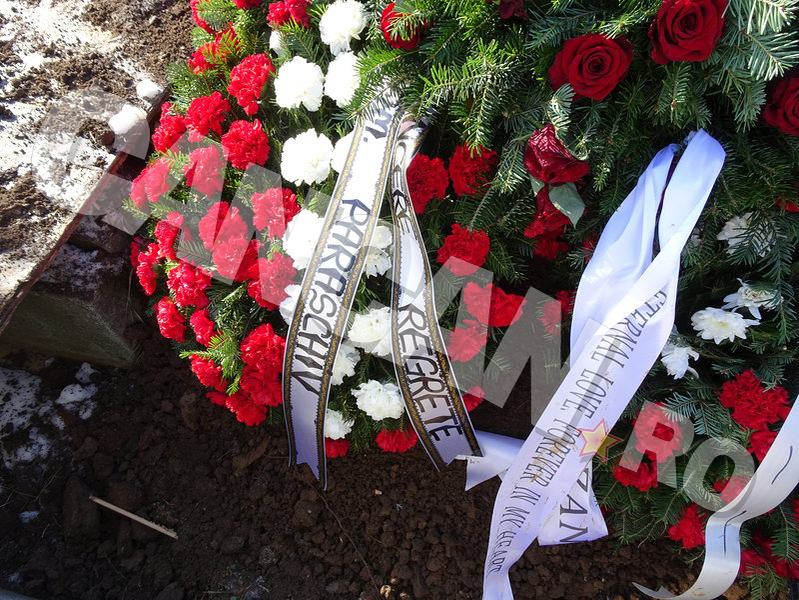 EXCLUSIV! Imaginile durerii! Victor Spirescu a fost înmormântat în cadrul unei ceremonii restrânse! Gestul sfâşietor făcut la groapă de mama lui