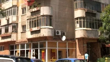 O tanara de 19 ani a cazut de la etajul patru! Era in casa unui barbat de 51 de ani!