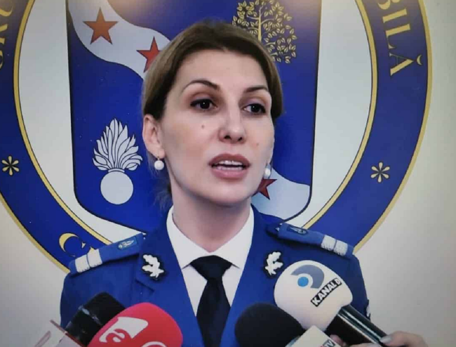 Purtătoarea de cuvânt a Jandarmeriei, fotografiată în ipostaze jenante, în cadă