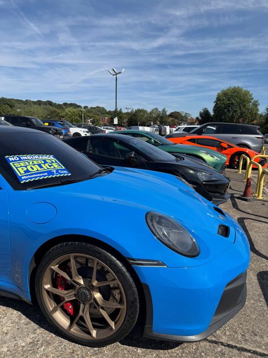 Ferrari Monza de 4,3 milioane de € și alți bolizi, confiscate de poliția din Londra pentru producerea de zgomot excesiv. Șoferii conduceau periculos