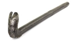 VIDEO O femeie din Bacau si-a lovit sotul cu o ranga in cap pana l-a lasat lat!