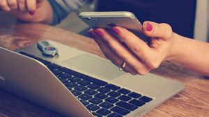 Cutia care îi lasă pe români fără banii de pe card: „Acolo scria plată sigură...” Ce au născocit acum escrocii