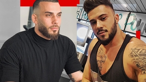 Scandal amoros în showbiz! Fostul concurent de la ”Puterea Dragostei” e ”bombardat”! Le-a furat iubitele fraților luptători