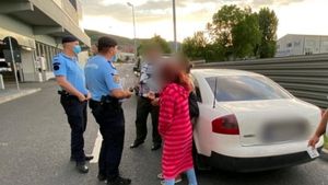 Cazul trist al unui copil, în vârstă de 11 ani, din Râmnicu Vâlcea! Cel mic la cerșit, iar părinții în mașini de lux