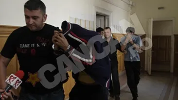 Tanar de 18 ani, strangulat si ars pentru un geam spart