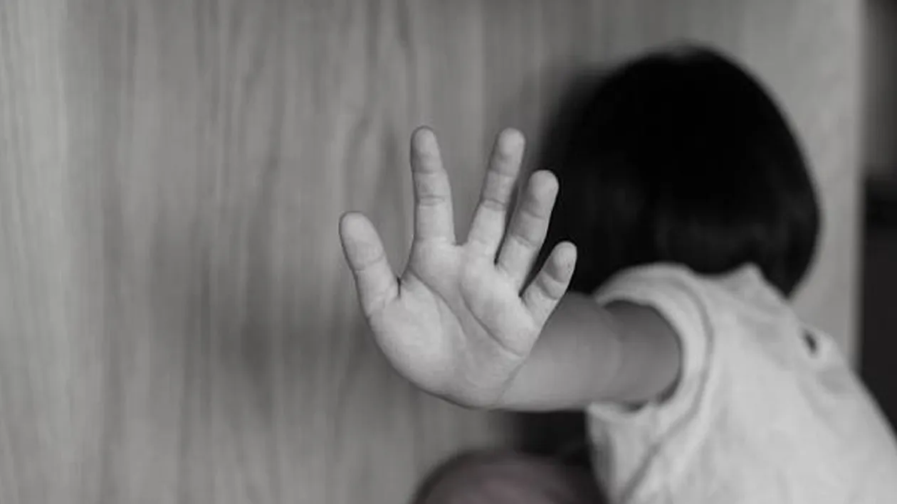 Ce a hotărât instanța în cazul femeii care și-a bătut și legat fetița pentru că scria urât