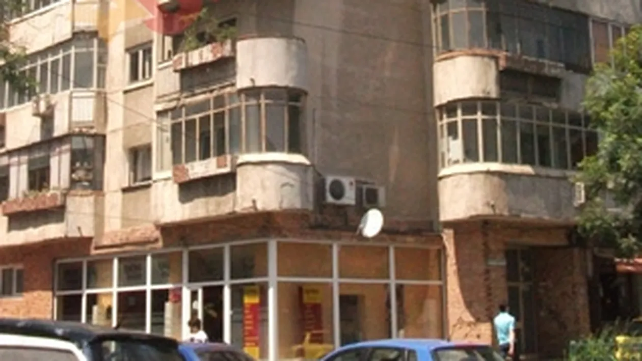 O tanara de 19 ani a cazut de la etajul patru! Era in casa unui barbat de 51 de ani!