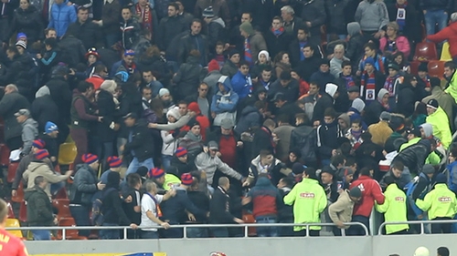 Stelistii au batut doar in tribuna! Fanii s-au luat la pumni intre ei de la nimic