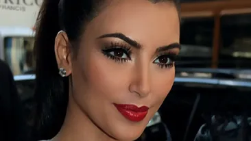 Prea mult botox strica! Kim Kardashian, cu fata pietrificata! Vedeta nici nu poate macar sa rada