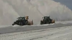 VIDEO D-asta ai ramas inzapezit si o sa urasti iarna toata viata! Mamutii care nu vor da niciodata zapada de pe A1 sau DN1 - Ramai interzis sa vezi ce utilaje au tarile civilizate!