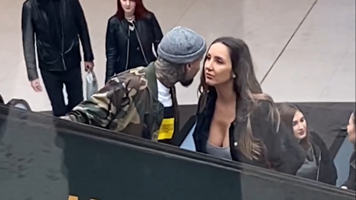 Matteo, gesturi tandre cu iubita, la mall