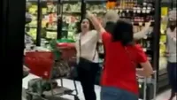 Scene șocante într-un supermarket! O femeie fără mască de protecție, jignită și dată afară de ceilalți clienți nervoși