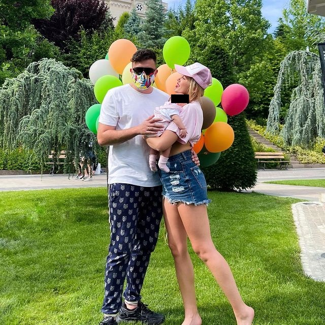 Emily Burghelea și Andrei, alături de fiica lor / Sursă foto: Instagram
