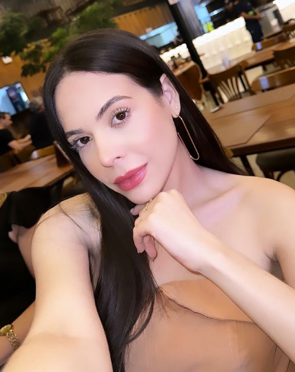 O influenceriță a murit la doar 28 de ani, după ce a ajuns la spital cu febră și dureri abdominale. Care a fost cauza decesului, de fapt