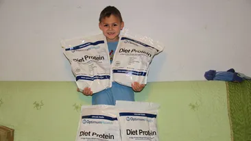 Tatal copiilor culturisti loveste din nou! Micul Hercule mananca saci intregi de proteine ca sa faca muschi la comanda lui!