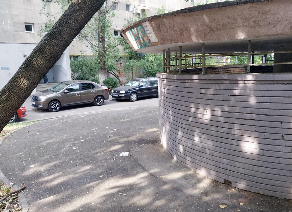 O femeie a primit amendă, după ce a arunat mobila pe domeniul public. Sursa foto: Poliția Locală Sector 6 / Facebook