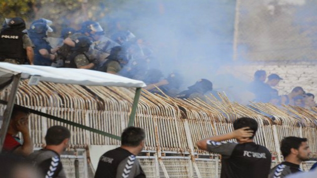 VIDEO - IMAGINI CARE POT AFECTA EMOTIONAL! In timpul unui meci, unui suporter macedonean i-a explodat o grenada in mana!