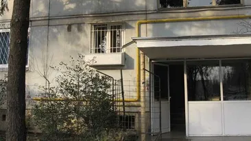 Mesajul postat de niste tineri la intrarea intr-un bloc. Si-au pus in cap o scara intreaga. Se va petrece la etajul 6...