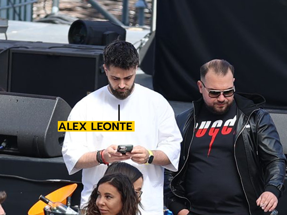 Alex Leonte butonează telefonul (Foto: CANCAN.RO)