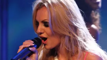 Spatele gol, decolteul plin - rezultatul e divin! Domnisoara de onoare Alexandra Stan, in cea mai ravasitoare rochie!