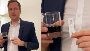 Imagini incredibile în Austria. Un deputat a turnat Coca Cola pe un test rapid covid-19 și a ieșit pozitiv. VIDEO