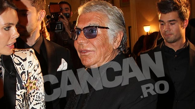 Anda Adam, pipaita pe sani de Roberto Cavalli! Designerul nu s-a putut abtine atunci cand a vazut-o pe cantareata romanca
