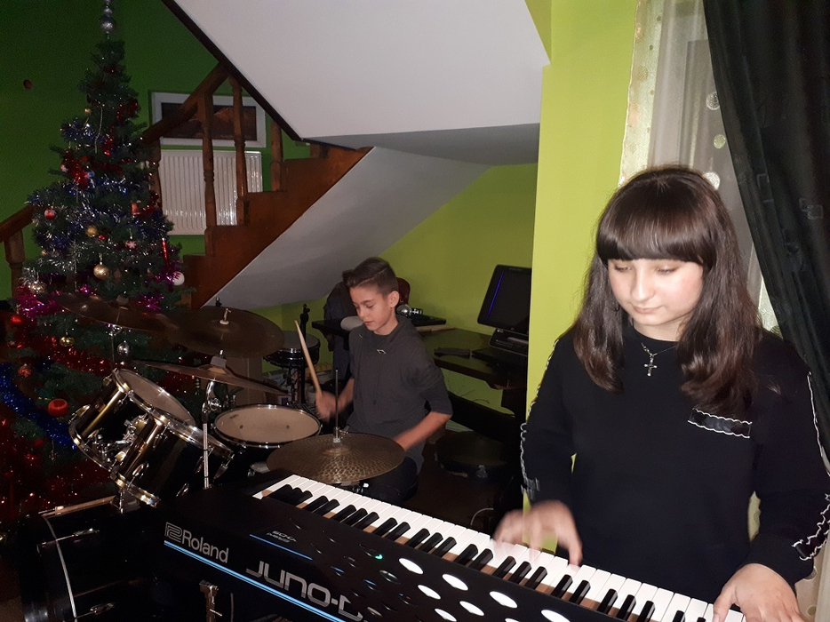 Trupa repetă de zor în sufragerie