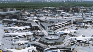 Aeroportul din Frankfurt, paralizat din cauza ploii îngheţate! Zborurile au fost întrerupte!