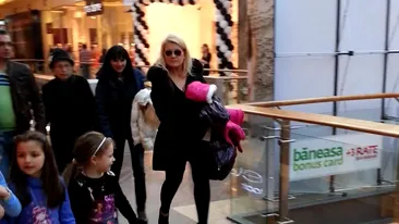 Liana Stanciu nu ii refuza nimic fiicei sale! A dus-o pe Teodora cu gasca in mall, la cinematograf!