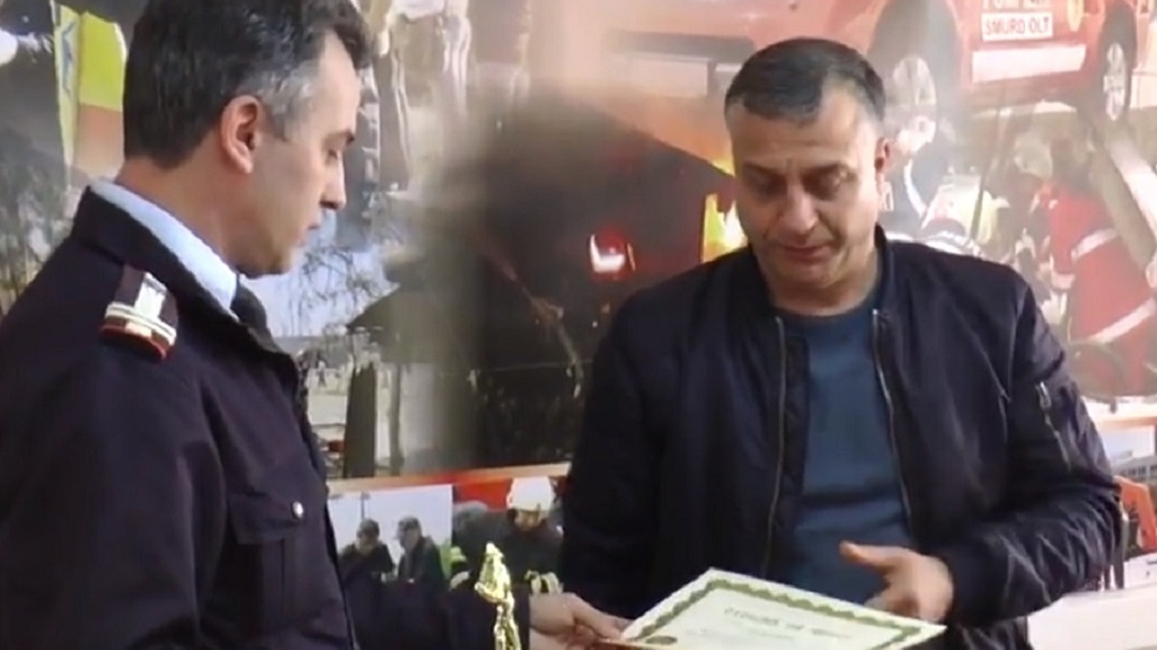 Bărbatul care a sărit în apele reci ale Oltului ca să salveze o tânără de la moarte a fost premiat de pompieri