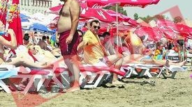 Ce citeste Gabi Szabo pe plaja