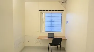 Uite cum arata celula in care va fi inchis macelarul de la Oslo! Breivik are banda de alergat, birou si laptop!