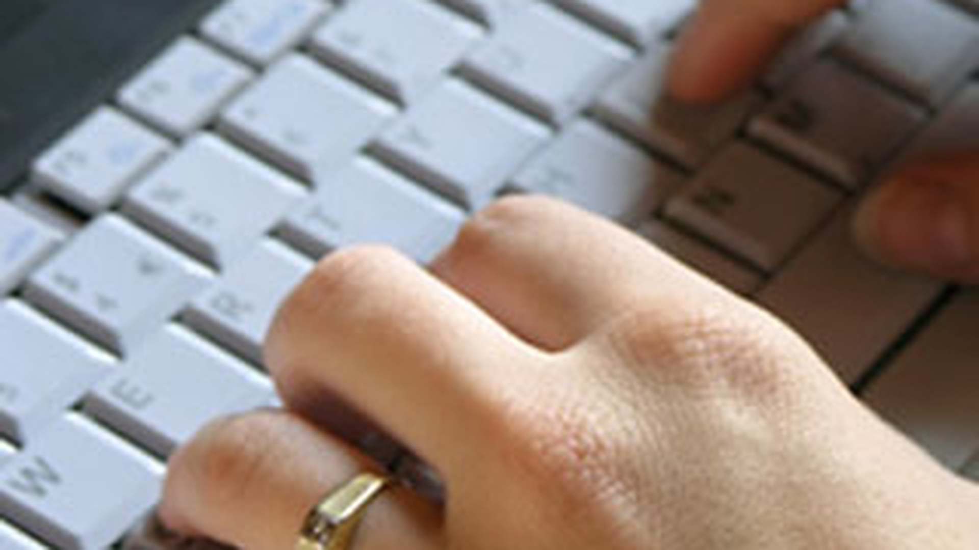 Un barbat a atacat-o cu un topor pe iubita lui virtuala pentru ca nu l-a placut in realitate