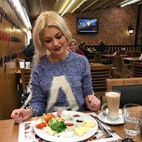 Ex-anorexica Flavia s-a transformat într-o adevărată mâncăcioasă