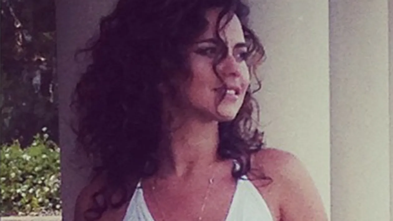 Dupa ce o sa vezi aceasta fotografie, o sa-ti doresti sa te teleportezi alaturi de Inna! Imbracata sumar, artista a pozat sexy