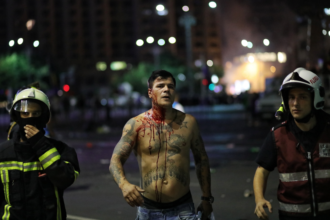 Incidente in prima zi de proteste a romanilor din diaspora fata de guvernul PSD, in Piata Victoriei, vineri, 10 august 2018. Protestatarii cer eliminarea politicienilor cu probleme penale ?i alegeri anticipate. Inquam Photos / Adel Al-Haddad