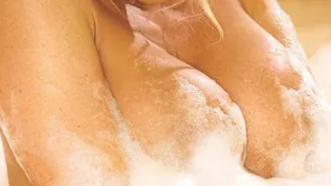 S-a pozat goala pusca! Ce vedeta apare plina de spuma, cu sanii la vedere? Imagini extrem de fierbinti