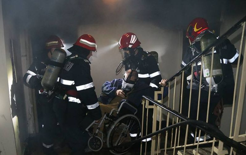 Incendiu puternic într-un bloc din Capitală! 50 de persoane au fost evacuate
