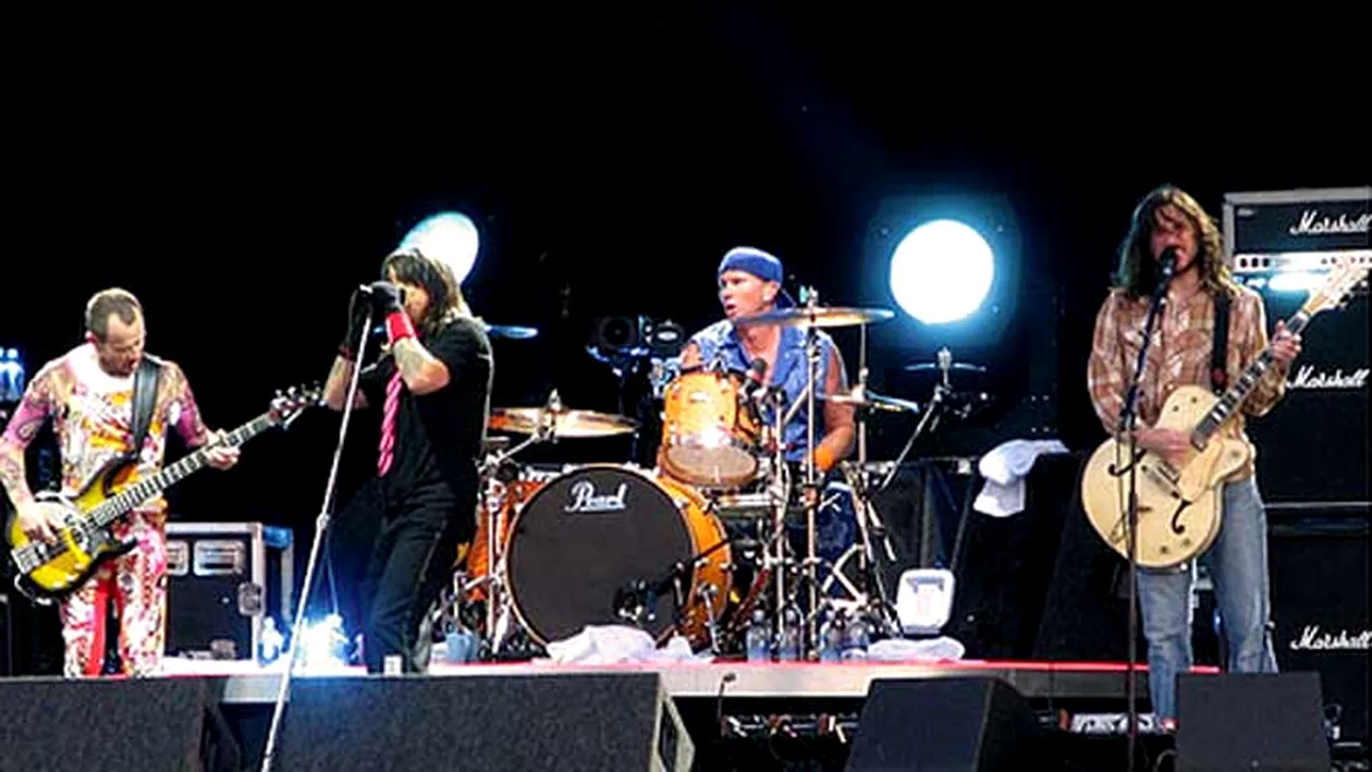 Cel mai HOT moment al celor de la Red Hot Chili Peppers! Au cantat Under the Bridge acompaniati de tot stadionul