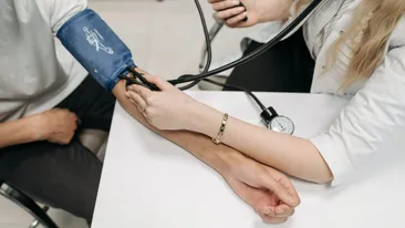 Simptome noi pentru următorul val de Covid-19: „Durerea în gât nu mai este atât de frecventă”