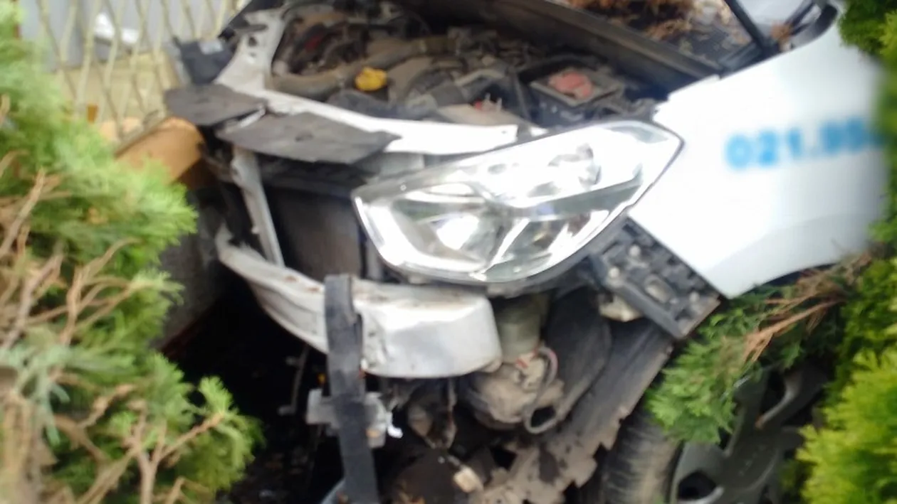 Accident cu ambulanța în Dâmbovița, trei pacienți care mergeau la dializă au fost răniți