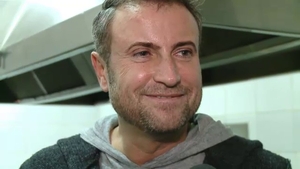 De Craciun pana si designerii gatesc! ! L-ati vazut facand multe, dar asta nu! Uite-l pe Bote cum impacheteaza sarmale!