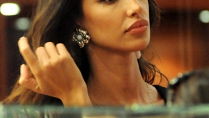 El i-a dat masina, ea i-a luat un ceas! VEZI ce cadouri scumpe isi fac Madalina Ghenea si Leo DiCaprio