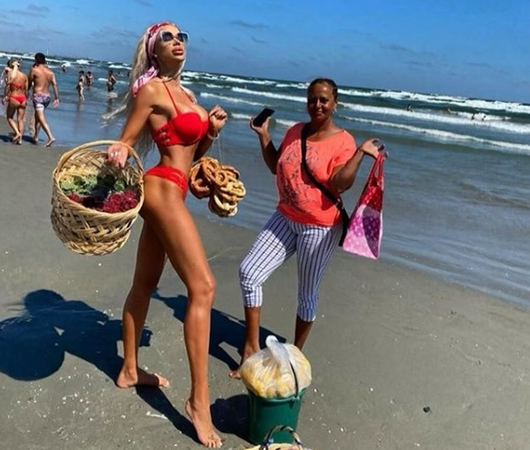 Bianca Drăgușanu, super sexy în costum de baie