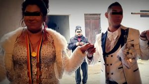 Cum s-a ținut o nuntă la Strehaia în pandemie: Cântăreții, cu măști, mireasa, îmbrăcată bine! Ce dedicații s-au dat