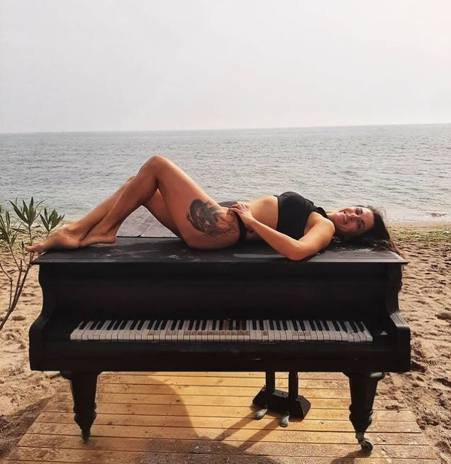 Ex-soția lui Mădălin Ionescu, filmată în timp ce făcea topless în Vama Veche, alături de iubit. Mihaela Coșerariu își modifică pozele pe Instagram? | VIDEO