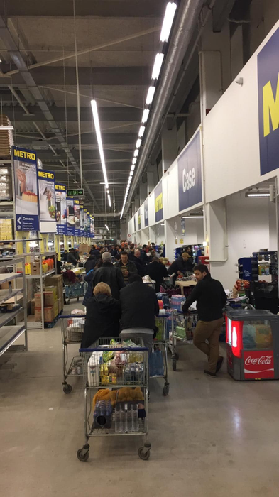 Românii au golit supermarketurile de frica coronavirusului! Imagini apocaliptice