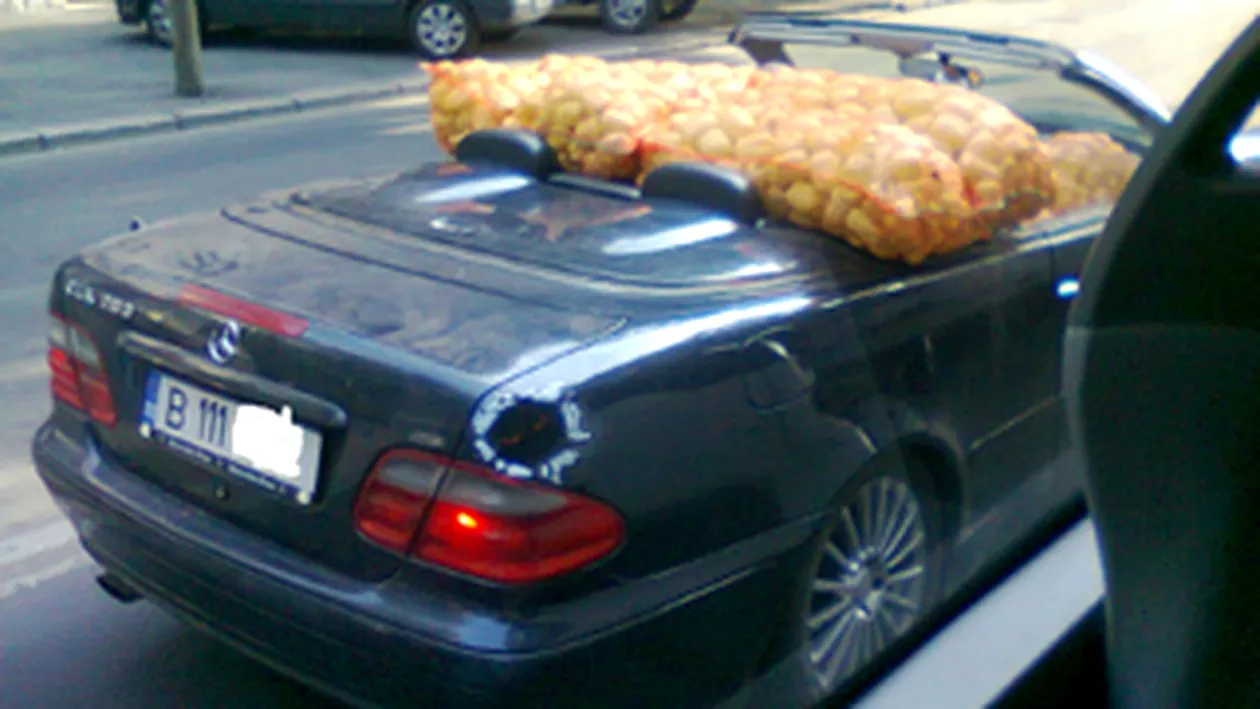 Ce mai e la moda printre cocalari? Sa transporti saci de cartofi intr-un Mercedes decapotabil, de fite!