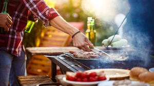 Ghidul pentru un Grătar Reușit cu Prietenii sau Familia